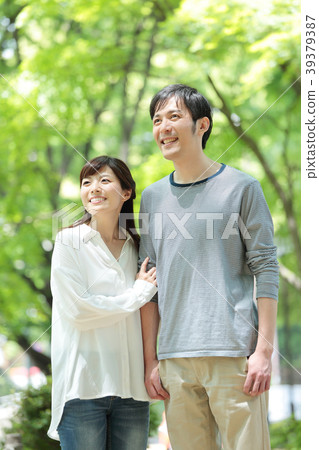 新的綠色中間夫婦 39379387