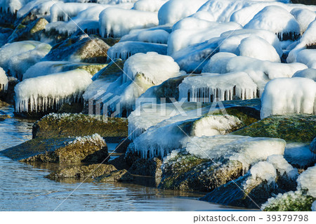 Mole in winter time in Warnemuende, Germany Mole in winter time in Warnemuende, Germany 39379798