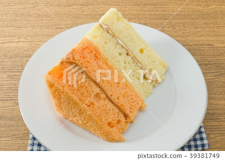 Dish of Vanilla and Orange Chiffon Cake 39381749