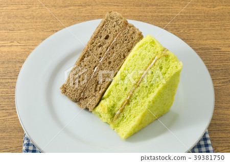 Plate of Triangle Pandan and Coffee Chiffon Cake 39381750