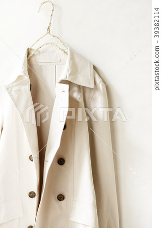 The trench coat which opened the front The trench coat which opened the front 39382114