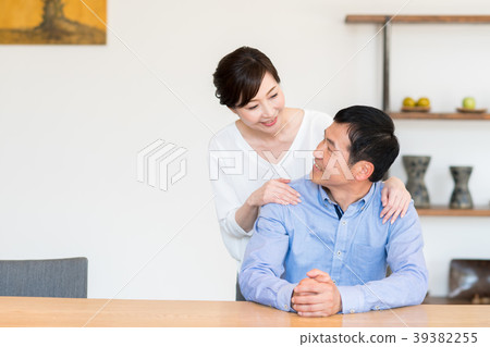 Middle's couple 39382255