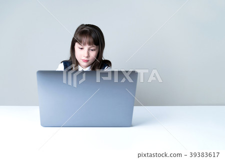 使用計算機的女孩 使用計算機的女孩 39383617