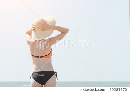 Girl in a hat against the sky. Picture of the sun Girl in a hat against the sky. Picture of the sun 39385870