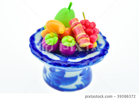 Fruits and vegetables make a small imitation. Fruits and vegetables make a small imitation. 39386372