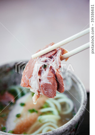 Okinawa Udon with chashu pork in chopstick Okinawa Udon with chashu pork in chopstick 39386681
