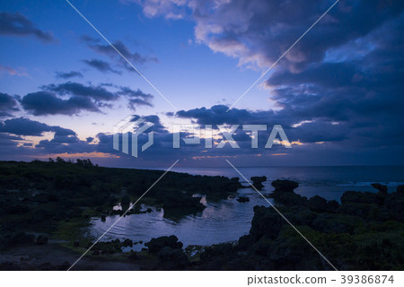 Okinerabu島Ujiji海灘塑造了岩石黎明 Okinerabu島Ujiji海灘塑造了岩石黎明 39386874