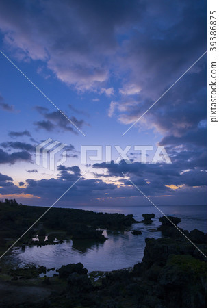 Okinerabu島Ujiji海灘塑造了岩石黎明 39386875