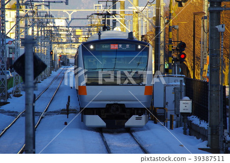 到達雪的Akishima駐地的火車 到達雪的Akishima駐地的火車 39387511