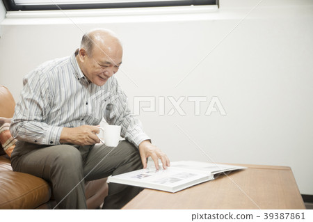 Old man senior who sees an album 39387861