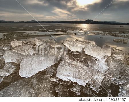 Melting glaciers and rising river levels. Melting glaciers and rising river levels. 39388467