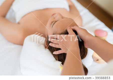 Asian woman relaxing in the spa massage 39388853
