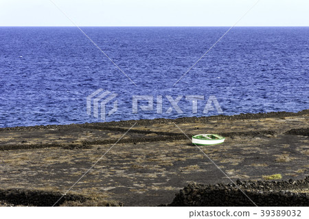 Empty boat on salt production field - Lanzarote Empty boat on salt production field - Lanzarote 39389032