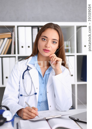 Female doctor hold hold in arm silver pen Female doctor hold hold in arm silver pen 39389084