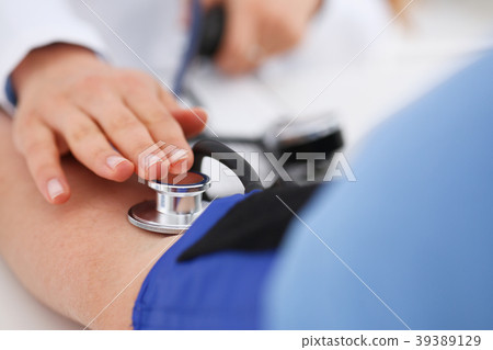 Female doctor arms make medic procedure closeup 39389129