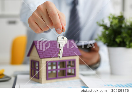 Male hand holds the key to the lock in the hand 39389576
