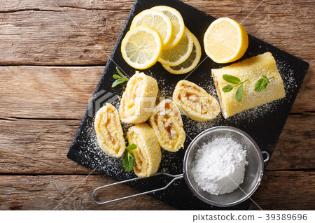 Lemon sweet roll cake with powdered sugar Lemon sweet roll cake with powdered sugar 39389696
