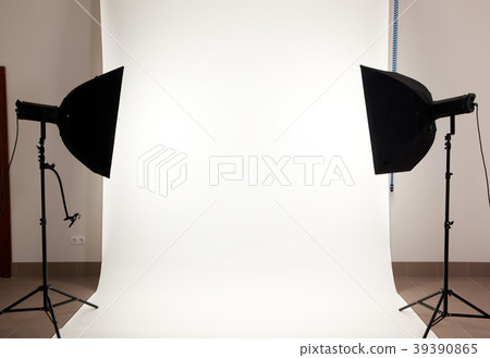 Professional light in the studio 39390865
