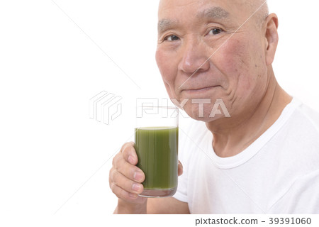Senior drinking green juice Senior drinking green juice 39391060
