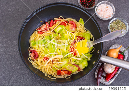 Boiled spaghetti with vegetables and cheese 39391225