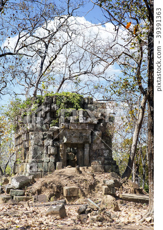 Prasat Leung ruin, Koh Ker temple complex, Cambodi 39391363