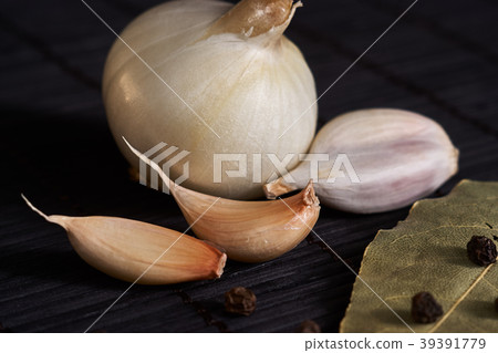 onion, garlic, black pepper and bay leaf 39391779