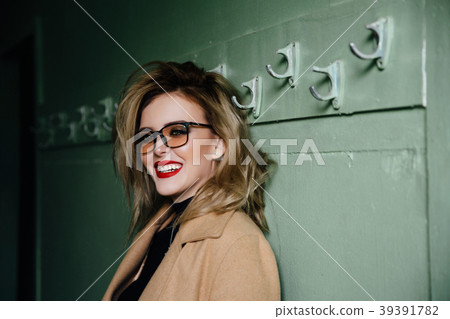 Trendy Hipster Girl in glasses on vintage dressing 39391782