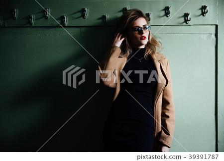 Trendy Hipster Girl in glasses on vintage dressing 39391787
