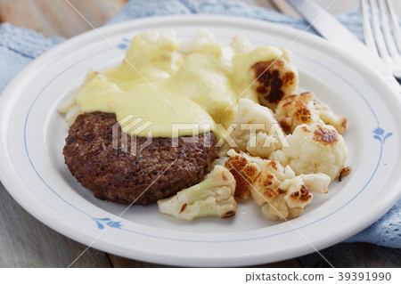 Meat burger with cauliflowers under cheese sauce 39391990