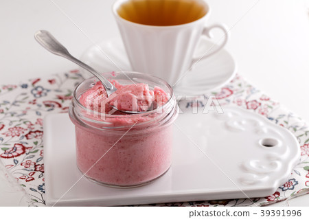 Raspberry agar mousse 39391996