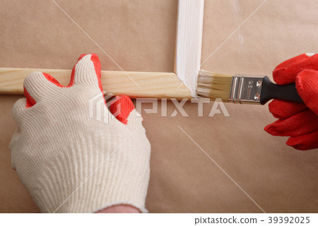Painting a wooden frame 39392025