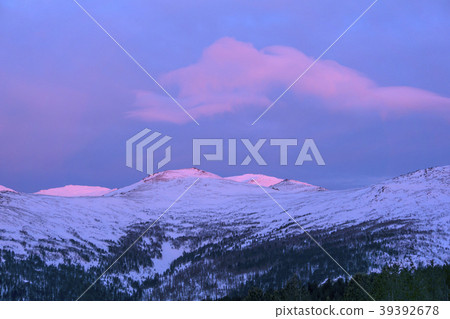 gently pink sunset over snowy mountains 39392678
