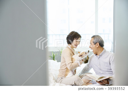 Old couple, Korean 39393552