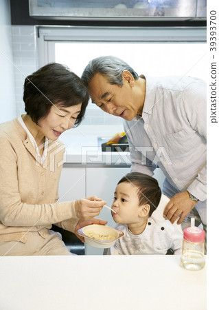 育兒,祖父,祖母,孫子,韓國人 育兒,祖父,祖母,孫子,韓國人 39393700