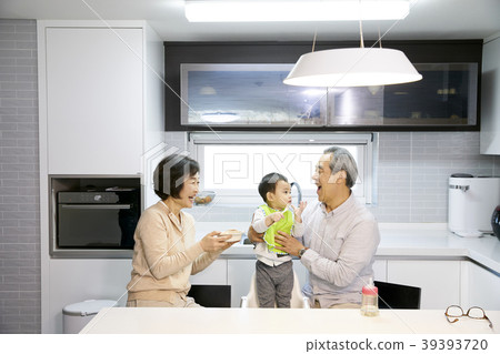 育兒,祖父,祖母,孫子,韓國人 育兒,祖父,祖母,孫子,韓國人 39393720