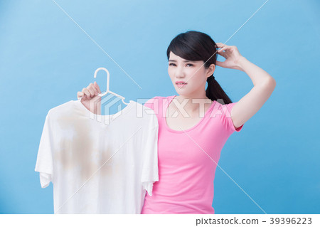 woman with dirty shirt 39396223
