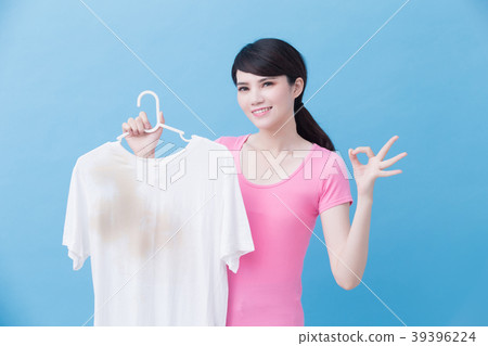 woman show ok to you with dirty shirt woman show ok to you with dirty shirt 39396224