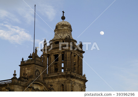 大都會大教堂和月亮 39396296