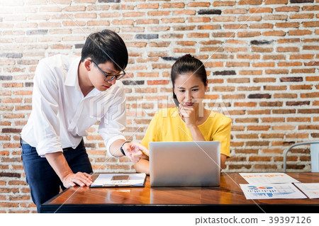 Creative Team job. young business man working with startup proje 39397126