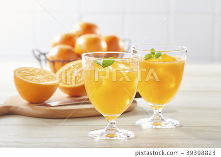 橙汁（廚房桌子上的橙汁） 39398823