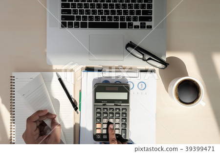 Close up businessman using calculator on  39399471