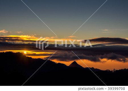 Sunset of Yuanzui Mountain from the Dasyueshan Vis 39399708
