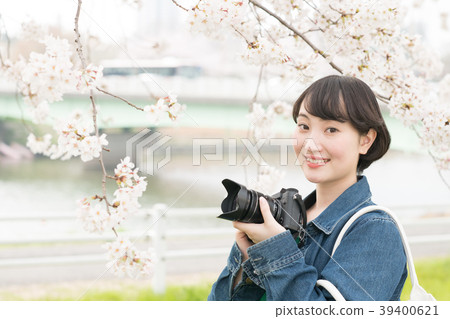 採取櫻桃樹的照相機女孩 採取櫻桃樹的照相機女孩 39400621