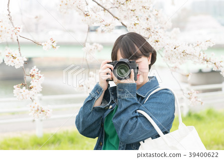採取櫻桃樹的照相機女孩 採取櫻桃樹的照相機女孩 39400622