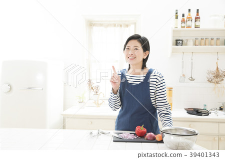 Woman in the kitchen Woman in the kitchen 39401343