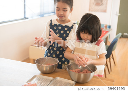 做漢堡的兩名小學學生 39401693