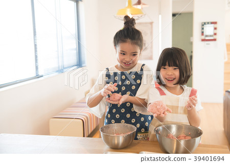 做漢堡的兩名小學學生 39401694