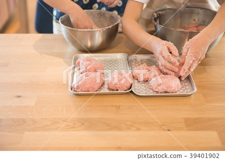 Hand of elementary school student making hamburg Hand of elementary school student making hamburg 39401902