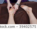 理療師正在按摩女性客戶的腳 39402575