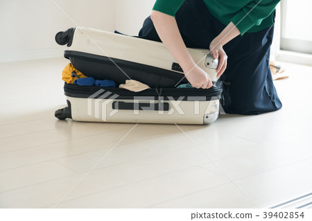 充塞在手提箱的婦女行李 充塞在手提箱的婦女行李 39402854